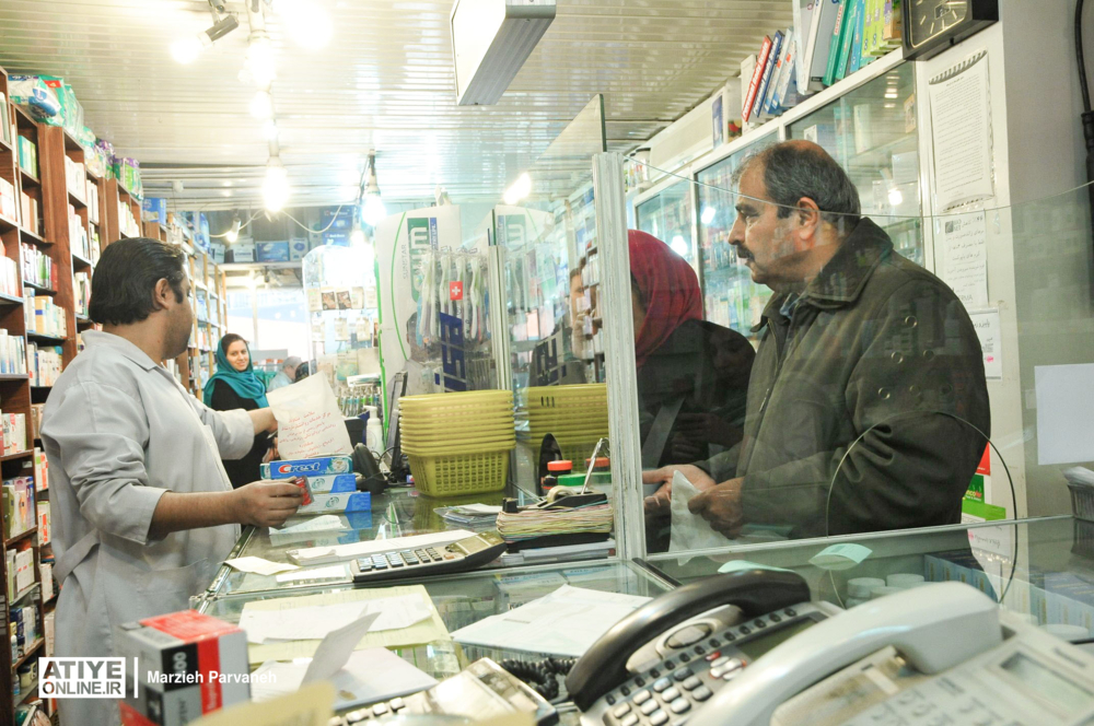 خطر سرگردانی ۳۰۰ هزار بیمار در داروخانه‌ها با ضرب‌الاجل «حذف نسخ کاغذی» از اول دی