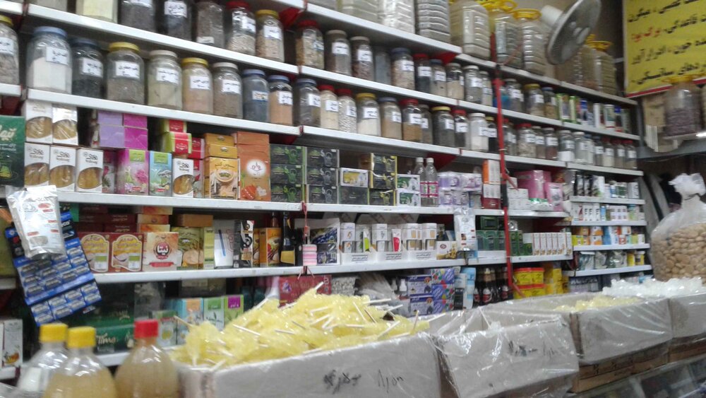 داروهای غیرمجاز از یک عطاری در غرب تهران کشف شد