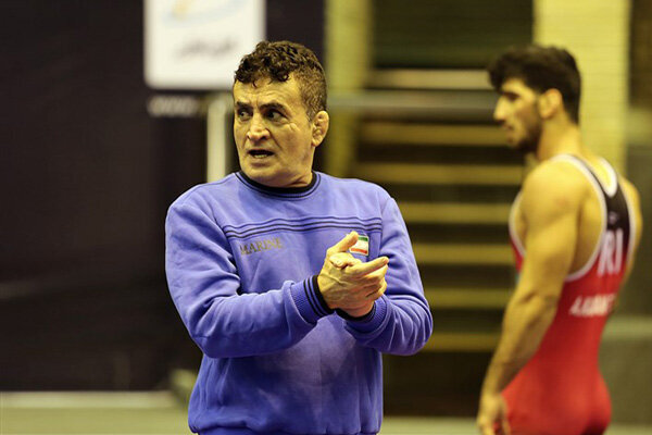 حضور محمد بنا در سالن مسابقات کشتی فرنگی