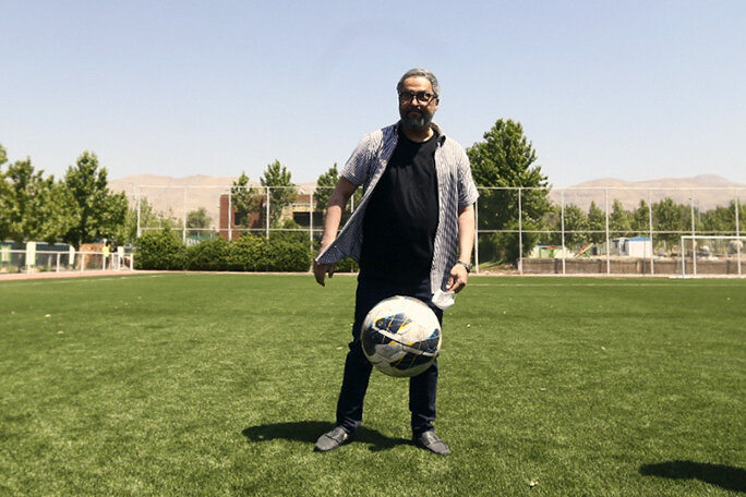 پذیرایی با نوشابه از مهرداد میناوند درحال مصاحبه+عکس