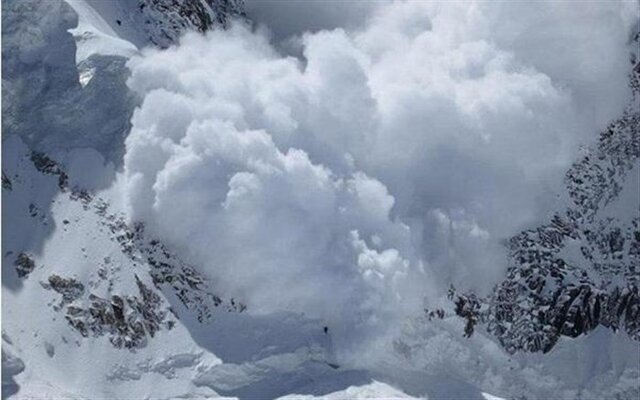 نجات سرنشینان پراید در حادثه سقوط بهمن جاده چالوس
