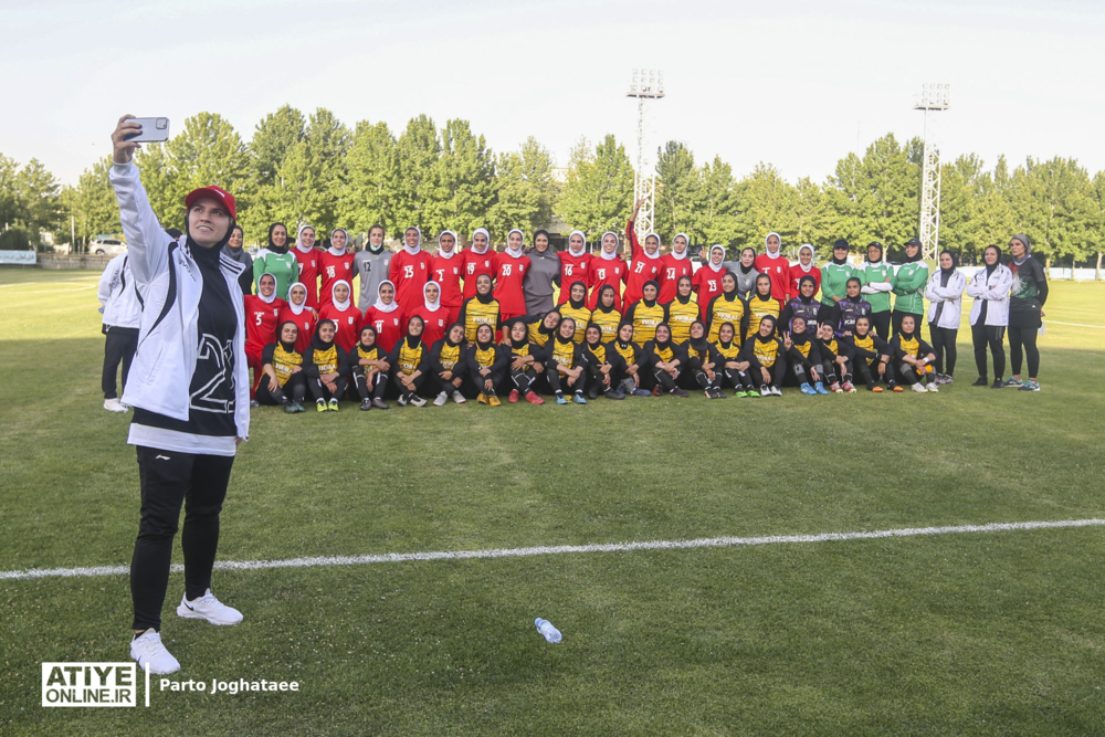 پیوستن دختران تیم ملی فوتبال به کمپین دست به دست
