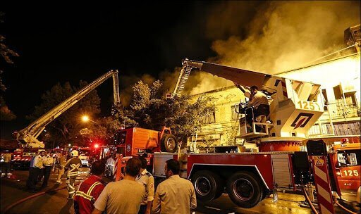 آتش‌سوزی در نمایشگاه خودرو در تبریز
