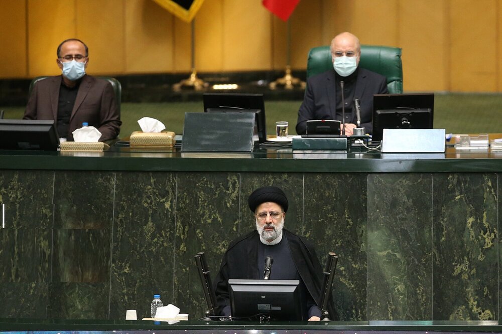 امروز بیشتر از همیشه به حل مشکلات کشور امیدوارم