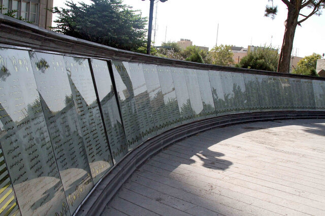 نصب یادمان شهدای شهر تهران در میدان امام خمینی(ره) 