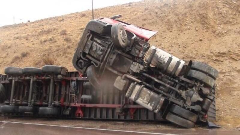 واژگونی تریلی در مهریز  ۲ کشته برجا گذاشت

