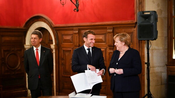 اعطای نشان افتخار فرانسه به مرکل از سوی ماکرون