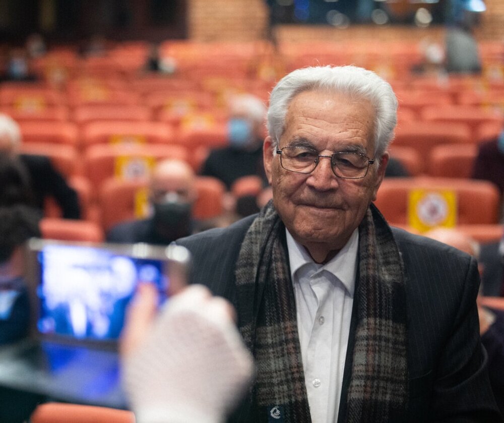 نشان«تماشای خورشید» به استاد «یوسف ثبوتی» اهدا شد