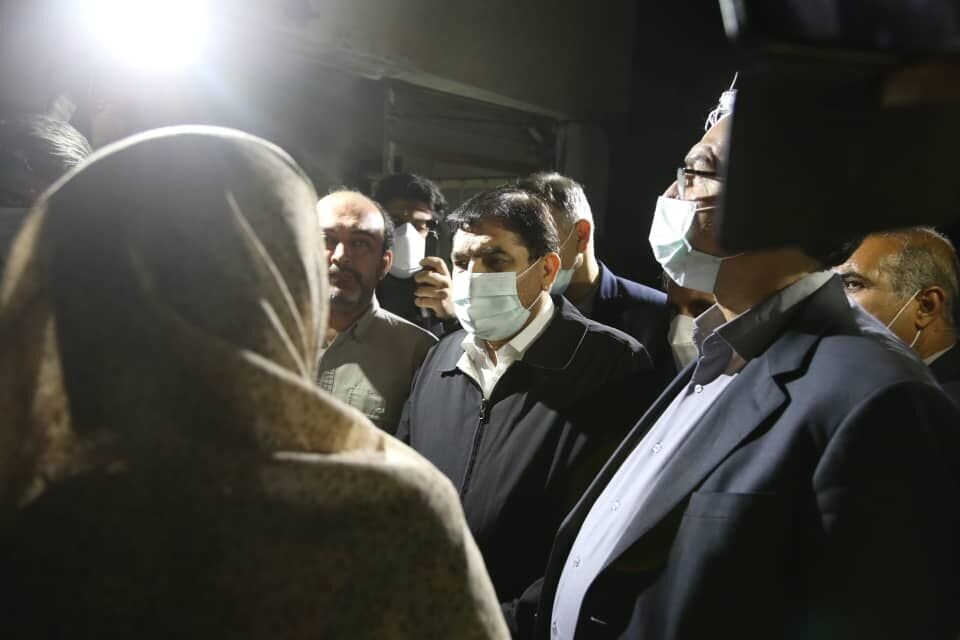 عیادت مخبر از مصدومان مناطق زلزله‌زده فین در هرمزگان