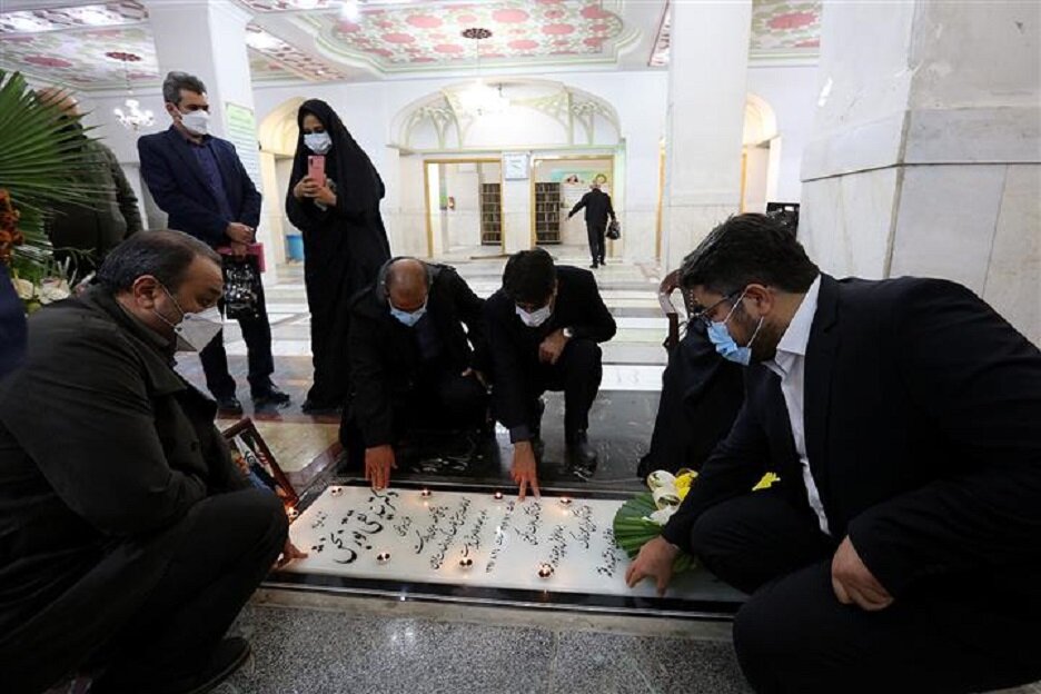 قرائت فاتحه سرپرست سازمان تأمین اجتماعی بر سر مزار دکتر نوربخش