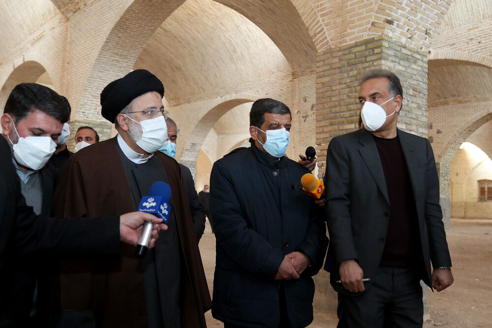 گفتگوی رئیس جمهور با مردم و کسبه بازار قدیمی یزد