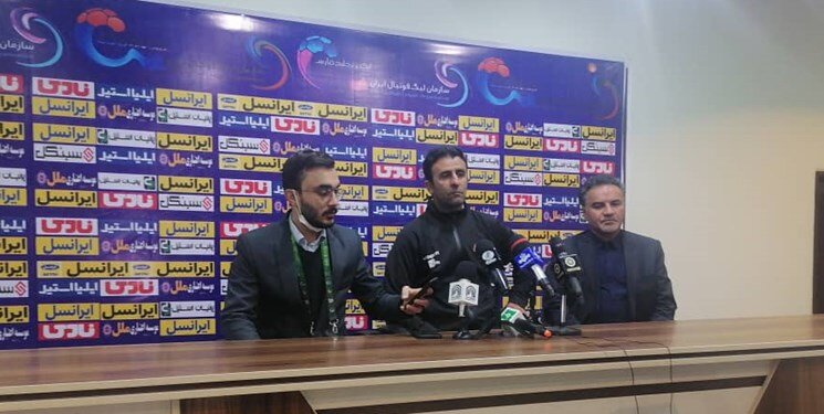 مولانیا: دست بازیکنانم را می‌بوسم