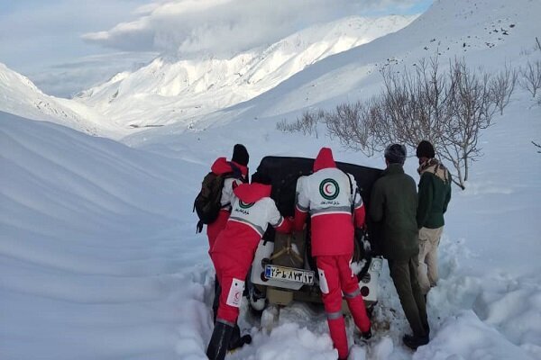 نجات ۱۴ آفرود سوار گرفتار در برف در ارتفاعات «گذر تنگ زندان»
