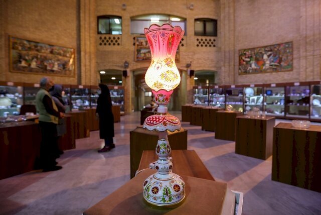 برپایی نمایشگاه «تراش روی شیشه و کریستال» از یک هنرمند پیشکسوت
