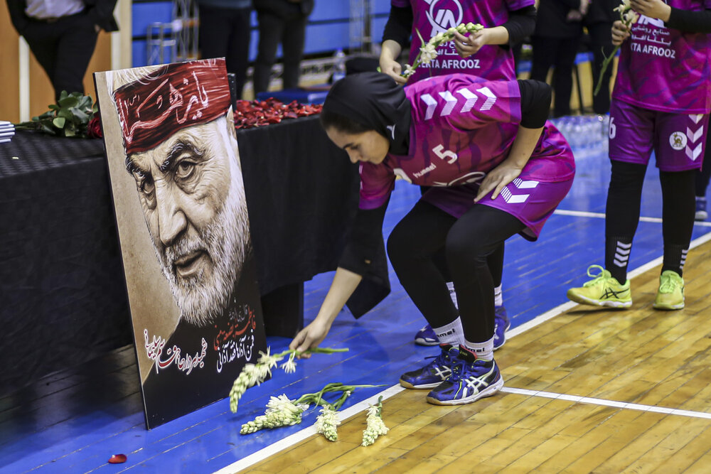 تقدیم گل دختران هندبالیست به شهید سردار سلیمانی