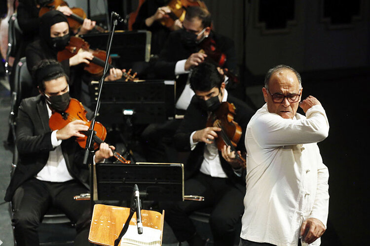 ارکستر سمفونیک تهران به رهبری نصیر حیدریان می‌نوازد
