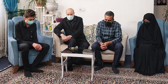 حضور رئیس مجلس در منزل شهدای تشییع پیکر شهید سلیمانی
