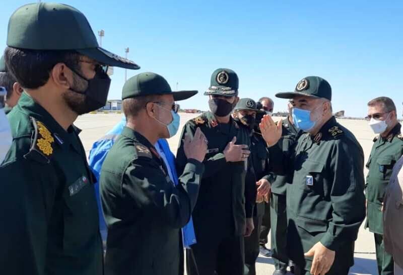 فرمانده کل سپاه پاسداران وارد شهر سیل‌زده کُنارک شد
