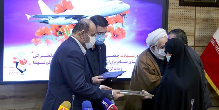 تجلیل وزیر راه‌وشهرسازی از خانواده شهدای حادثه بوئینگ اوکراینی