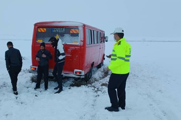 همه راه‌های استان سمنان باز اما لغزنده است
