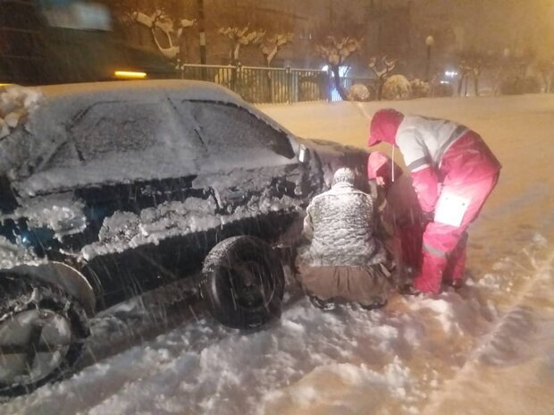 امداد رسانی به ۱۰۵۹ مسافر گرفتار در برف 
