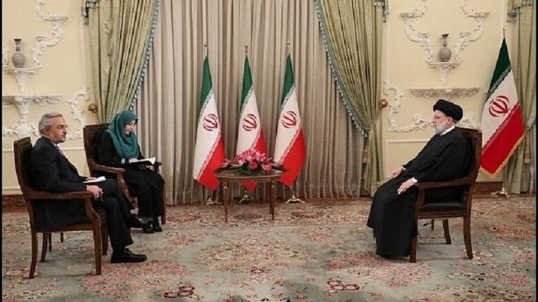 لبخند زدن در تعامل با دنیا بدون تأمین منافع مردم سودی ندارد