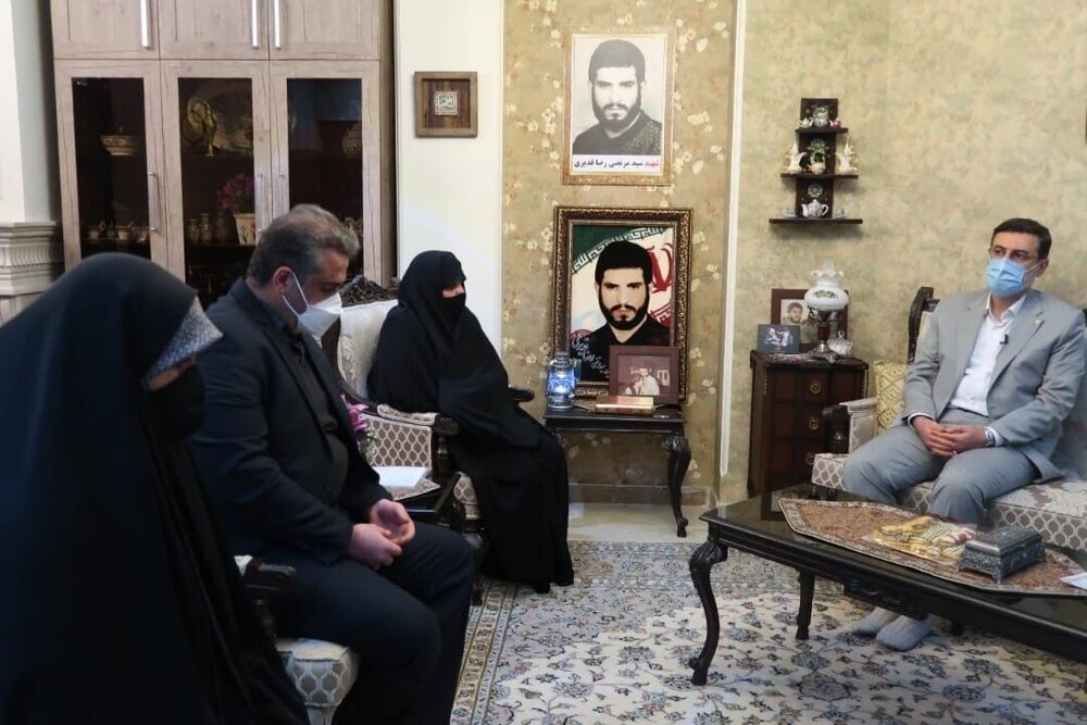 دیدار رئیس بنیاد شهید و امور ایثارگران با خانواده شهید رضاقدیری
