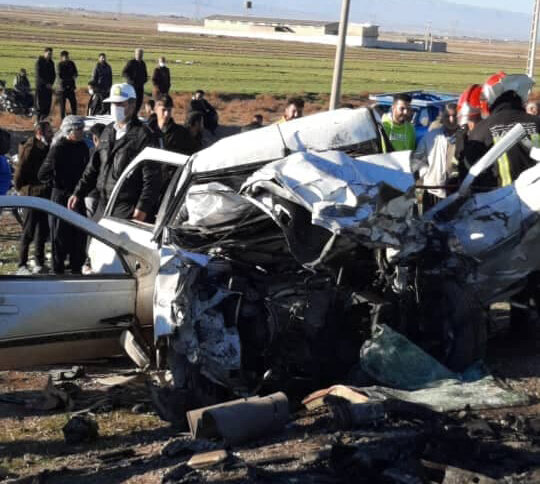 تصادف شاخ به شاخ در ساوه به مرگ آنی ۴ نفر منجر شد
