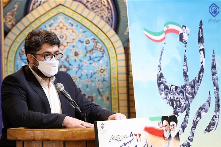 لحظه‌ای در مسیر تحقق اهداف انقلاب و گره گشودن از مشکلات مردم از پای ننشینیم