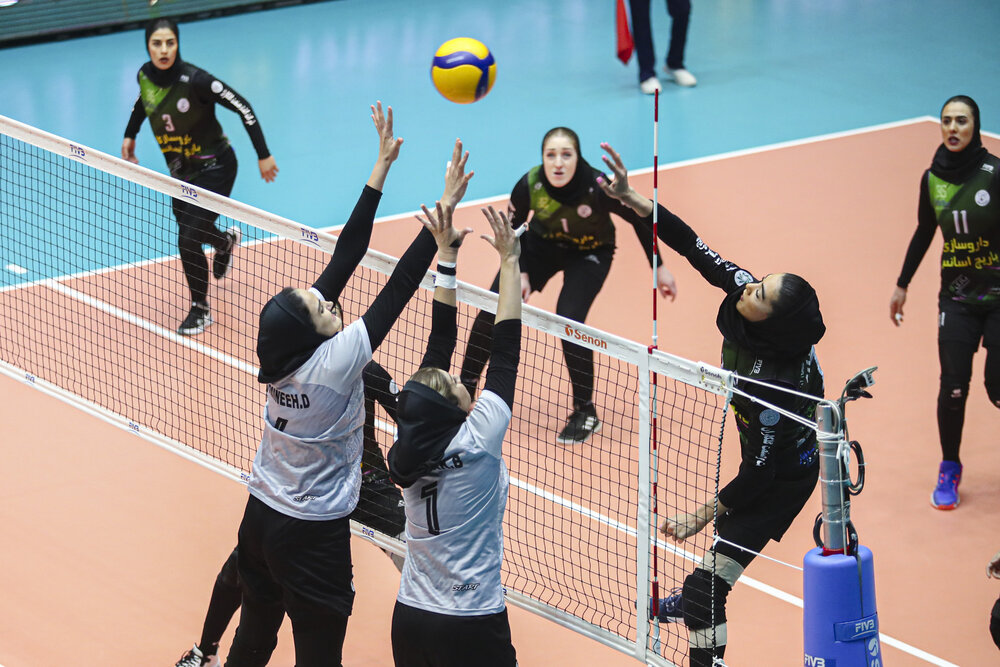 ذوب‌آهن پیروز جدال با باریج‌اسانس شد