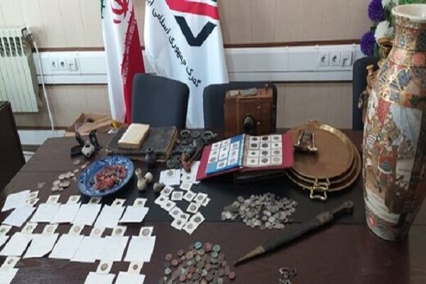 اشیای تاریخی هنگام خروج از مرز بازرگان کشف شد
