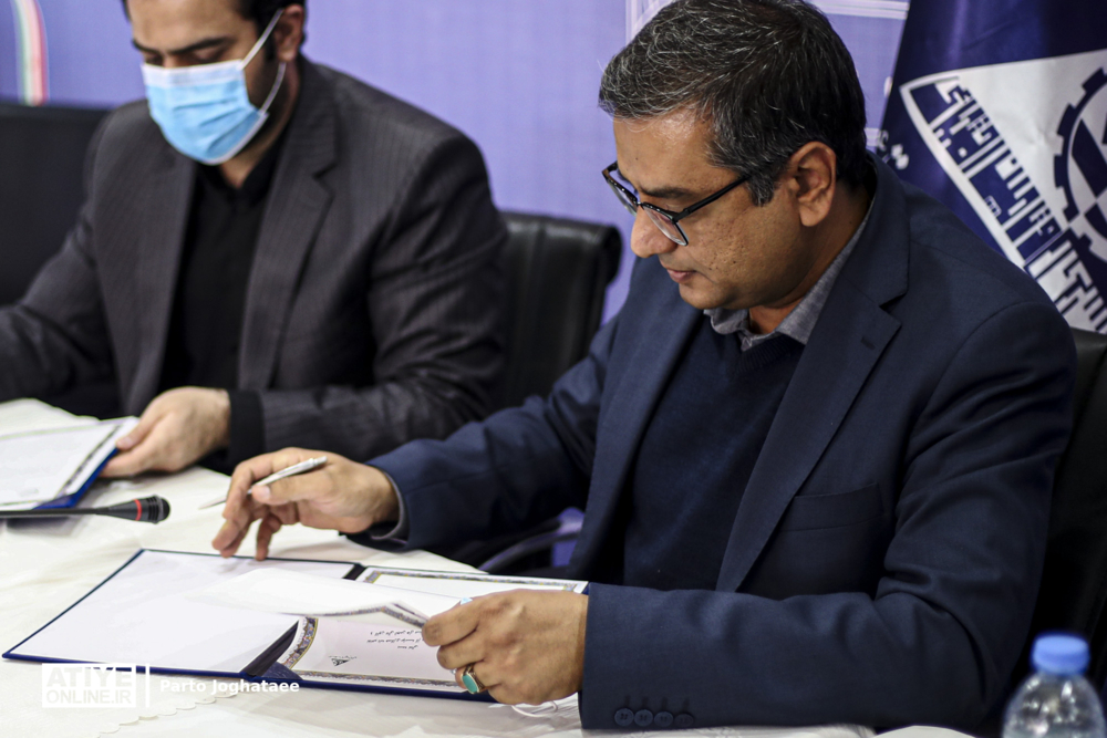 امضای تفاهمنامه همکاری بین موسسه کار و تامین و کانون انجمن‌های صنفی کارگران