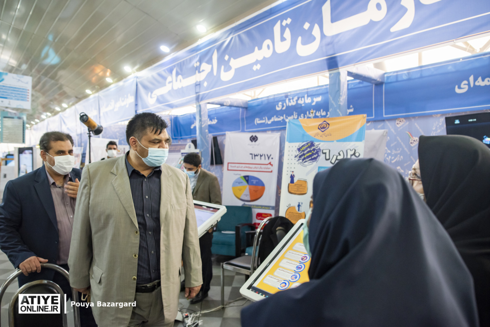 بازدید حسین رضازاده و محمد گلریز از غرفه تامین اجتماعی در نمایشگاه دستاوردهای شش ماهه وزارت مردم