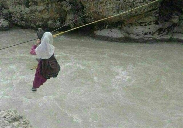 توضیح راهداری خوزستان درباره تردد اهالی یک روستا با سیم بکسل از رودخانه
