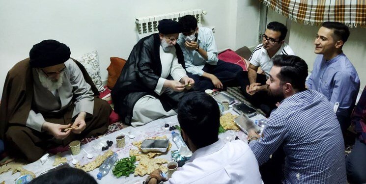 رئیس‌جمهور در جمع دانشجویان افطار کرد