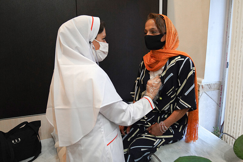 زنان سرپرست خانوار کمک هزینه درمان دریافت می کنند