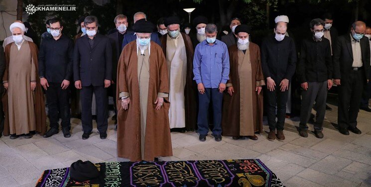 اقامه نماز رهبر انقلاب بر پیکر استاد فاطمی‌نیا