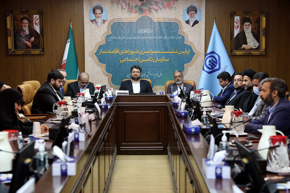 کارگزاران نظام اسلامی باید خادم نماز و مردم باشند