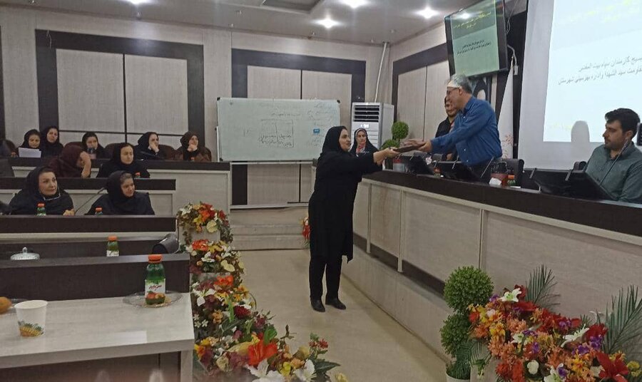  نشست روشنگری با موضوع عفاف و حجاب در بهزیستی