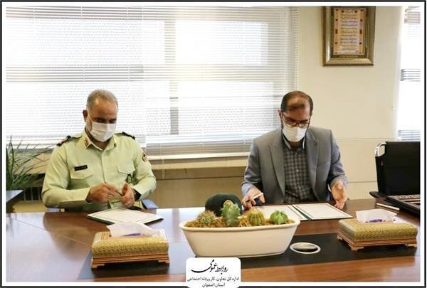 امضای تفاهم نامه همکاری اداره کل تعاون، کار و رفاه اجتماعی استان اصفهان با فرماندهی انتظامی استان در راستای کاهش جرایم و آسیب های اجتماعی
