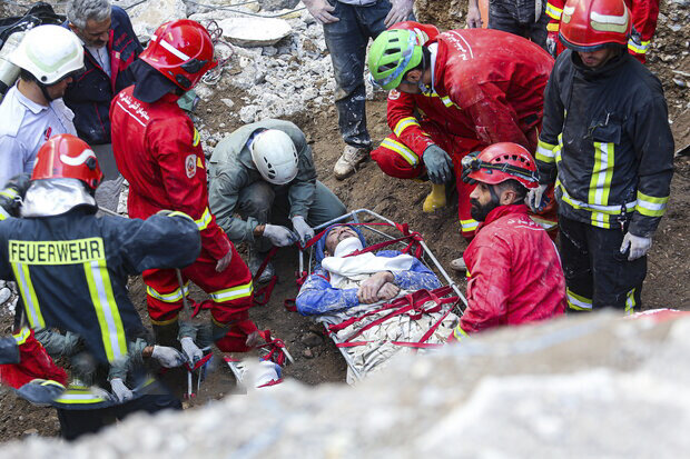 انتقال کارگر محبوس شده زیر آوار به بیمارستان تامین اجتماعی