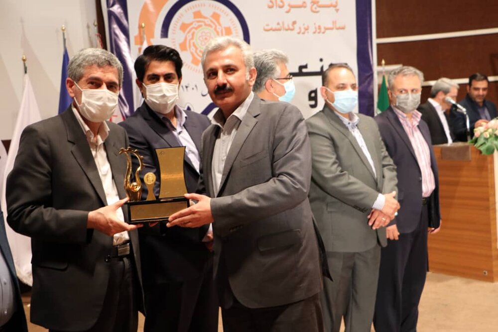 اهدای تندیس طلایی به سیمان سفید نی‌ریز