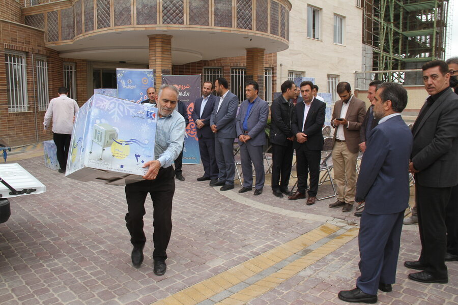 اهدای کولر به خانواده‌های تحت پوشش بهزیستی اردبیل