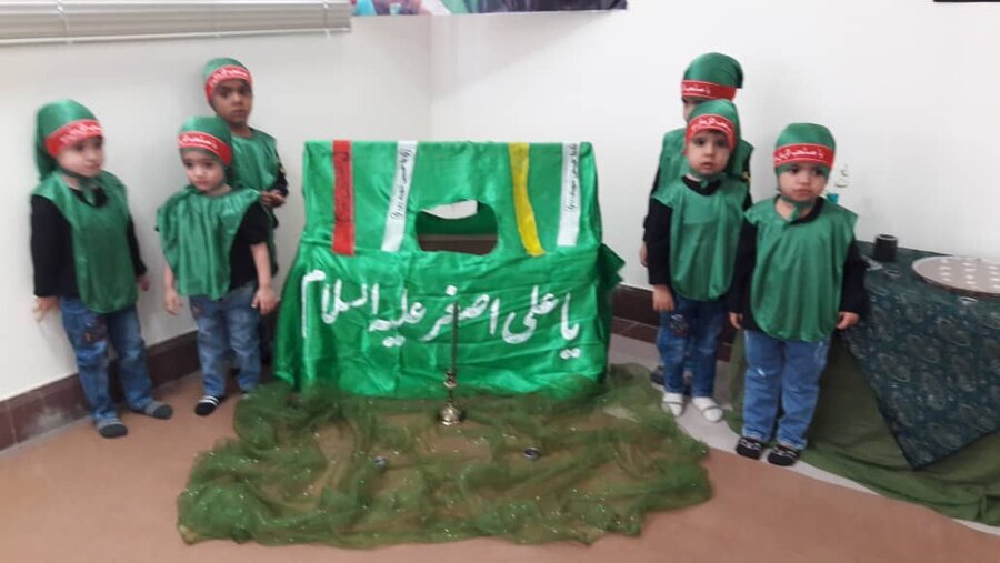 به یاد سرباز کوچک کربلا همایش شیرخوارگان حسینی در بهزیستی خراسان جنوبی برگزار شد