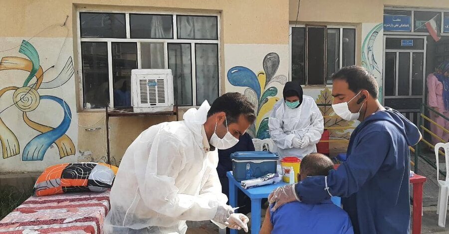 ۳۳۲ مددجوی مقیم مراکز شبانه روزی ایلام دوز یادآور کرونا را دریافت کردند