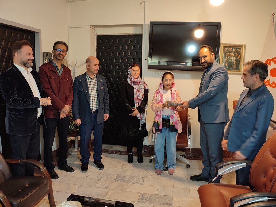 تجلیل از کودک ناشنوای موفق تحت پوشش بهزیستی اردبیل
