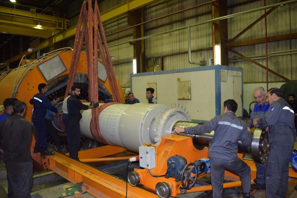 خارج کردن روتور ژنراتور واحد ۳ نیروگاه طوس برای تست الکتریک