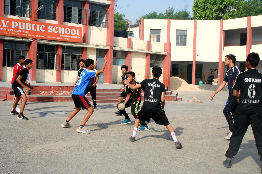 بازیکنان جام جهانی جوانان را به ورزش تشویق می‌کنند