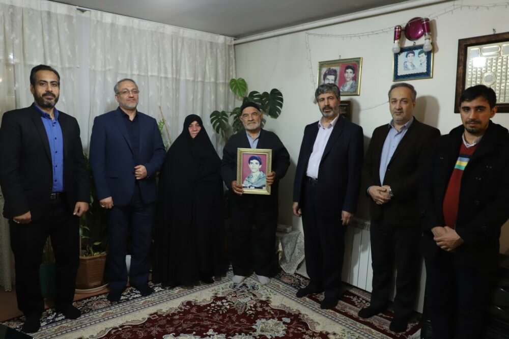 مدیرعامل شستا با خانواده شهید حسین حسنی دیدار کرد