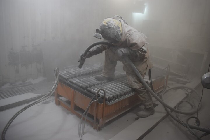 اجرای عملیات سند بلاست پره‌های روتور توربین‌های نیروگاه طوس